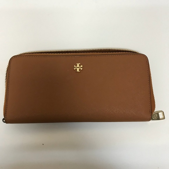 Tory Burch Handbags - Tan Tory Burch Passport Continental Wallet